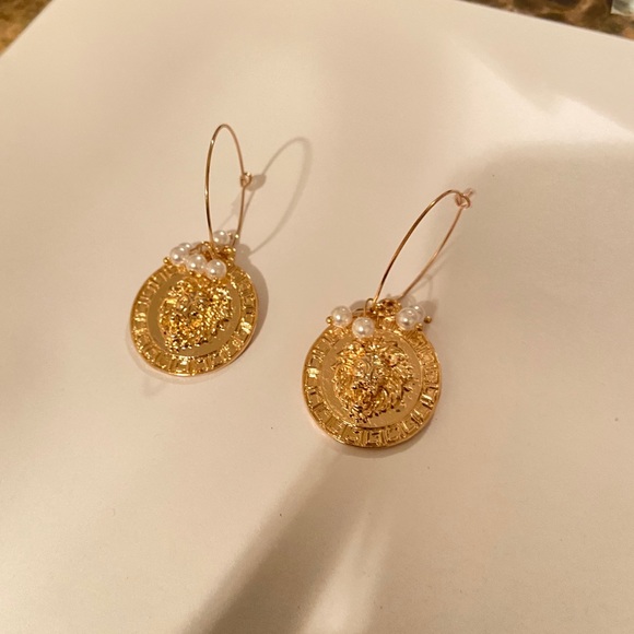 Absolutely gorgeous pair of earrings// news - Picture 2 of 5